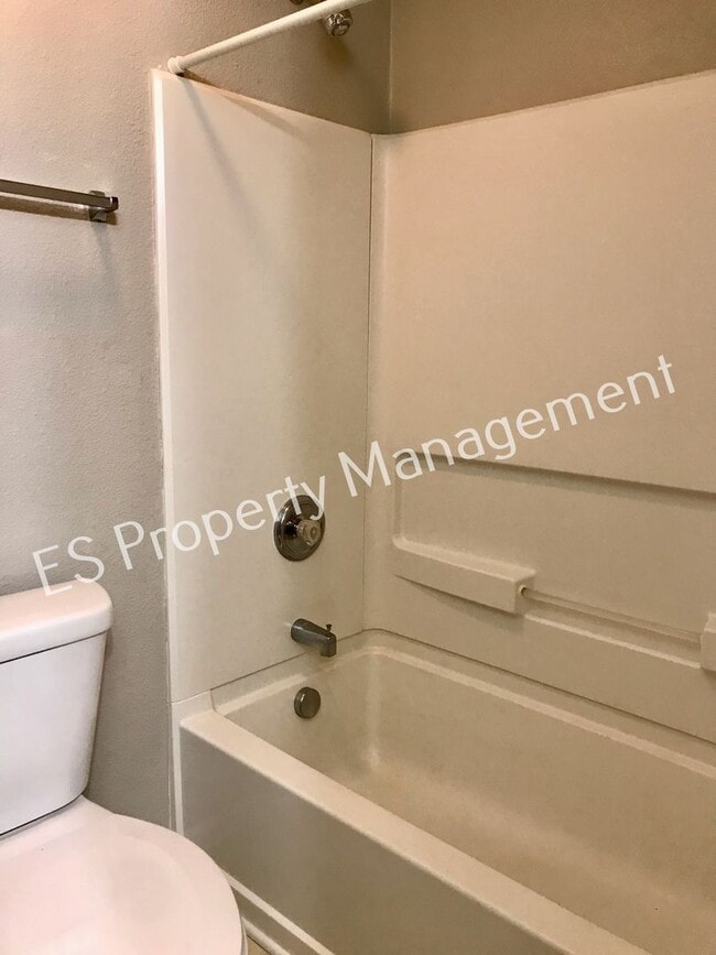 Building Photo - Beautiful 3 Bedroom 2 Bathroom Ranch Style Home in Lawrence!