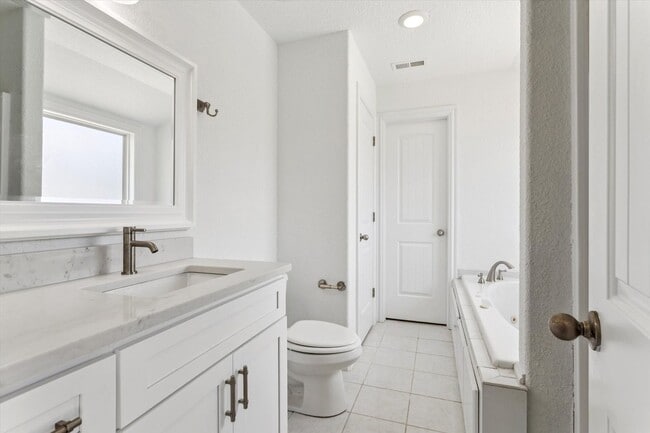 Building Photo - Renovated 5-bedroom 3.5-bathroom home loca...
