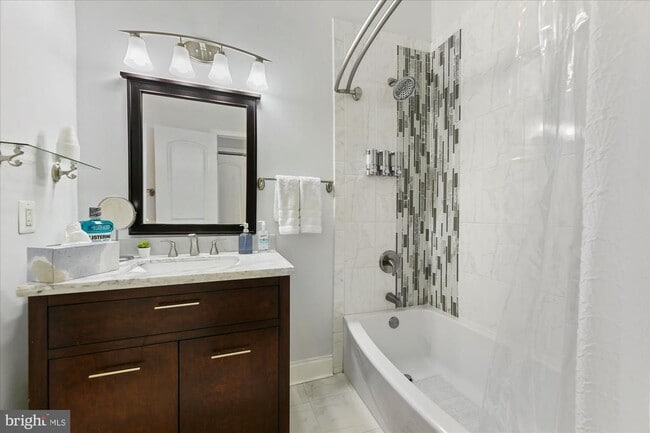 Building Photo - 919 Eastern Ave