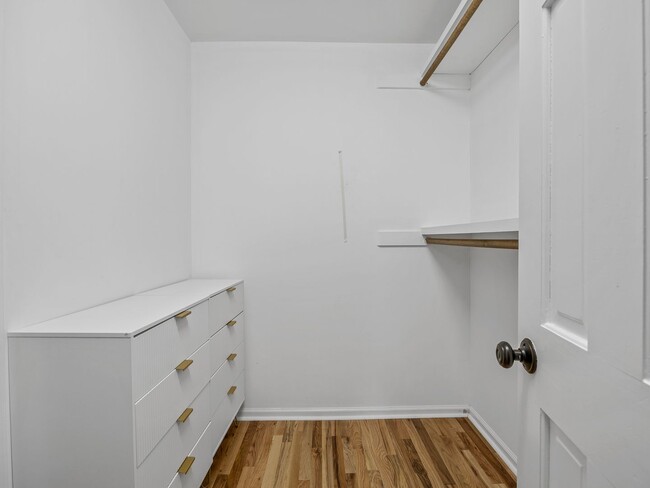 Building Photo - Luxury Living Awaits in this 6 Bedroom, 5 Bathroom Home – Elegant Comfort in a Prime Location