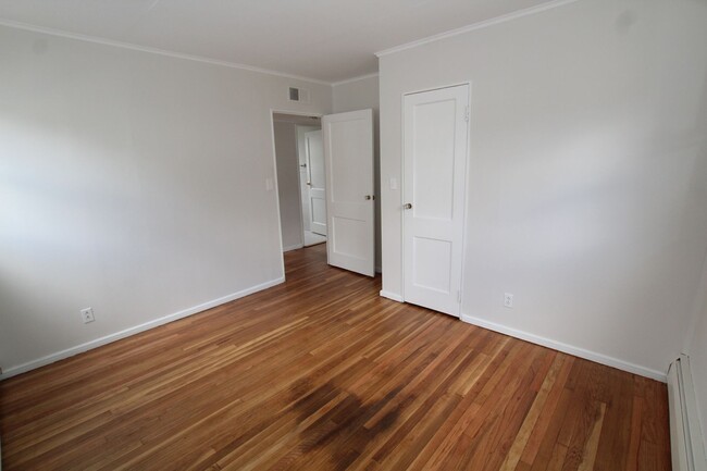 Building Photo - 3 Bedroom close to Uptown Kingston availab...