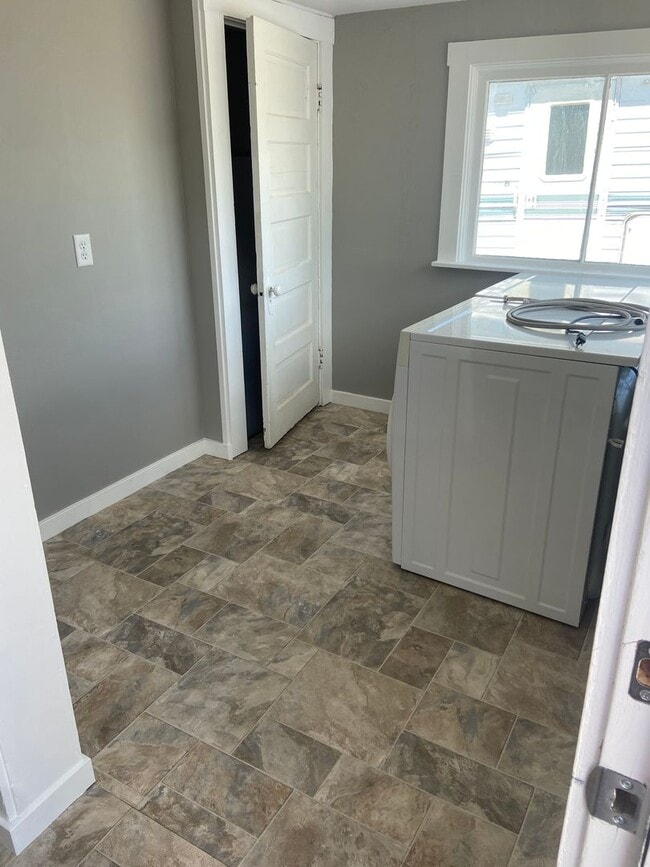 Building Photo - 2 bed 1 bath home in St Anthony