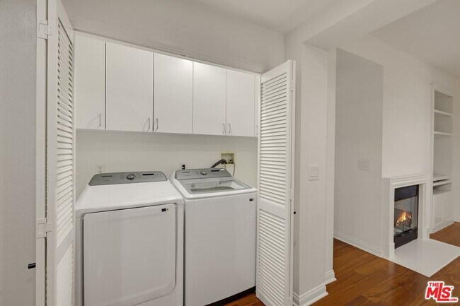 Building Photo - 5625 Crescent Prk W