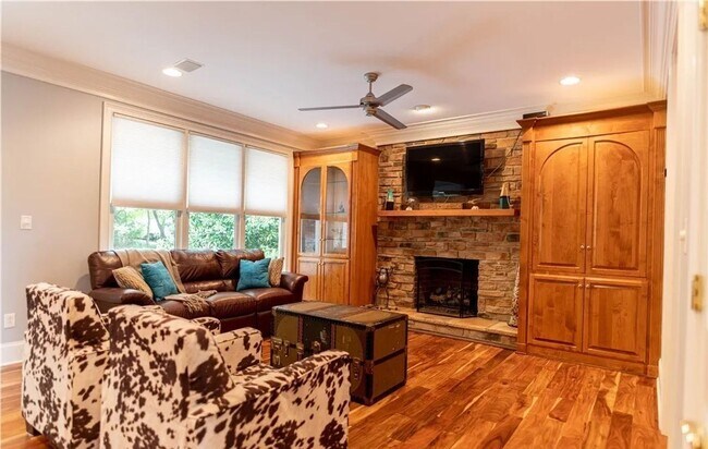 Building Photo - 4 bedroom/ 3.5 bathroom- Stonehouse