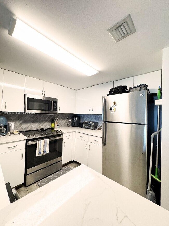 Building Photo - 3000 Coral Wy