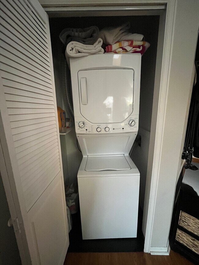 Building Photo - 13742 E Lehigh Ave