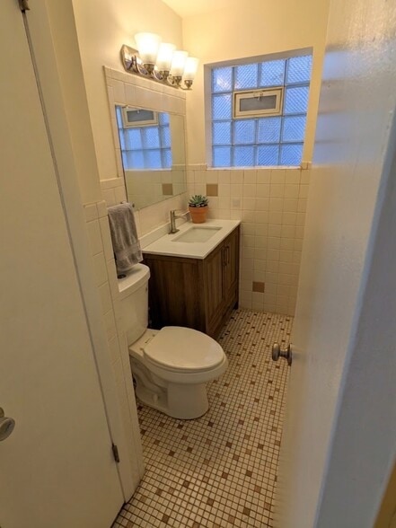 Powder room - 4853 N Talman Ave