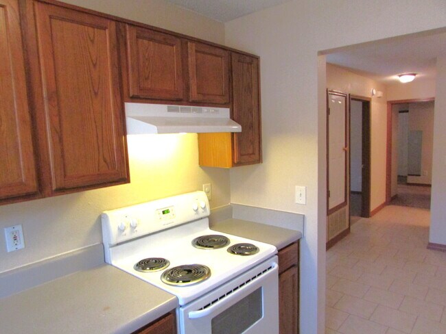 Building Photo - Available 11/17 – Spacious 2/2 Duplex with...