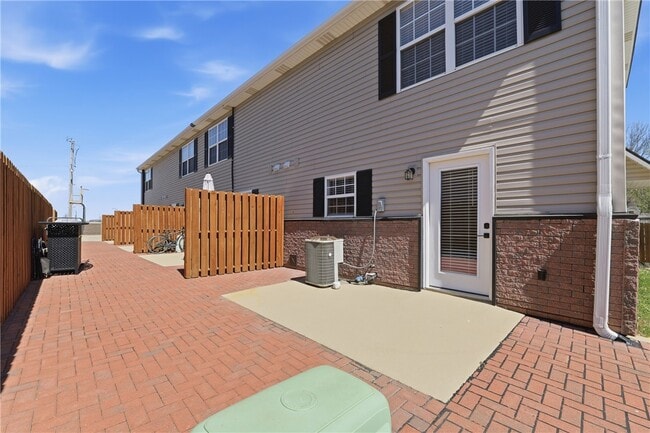 Building Photo - 2400 SE Jayel Terrace