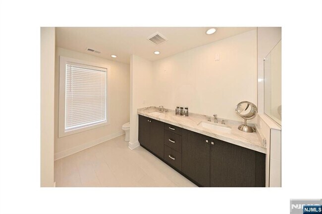 Building Photo - 31 Hearthstone Ct