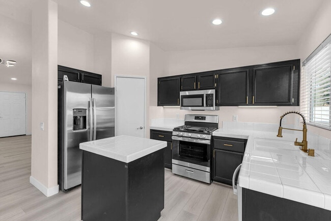 Building Photo - 83950 Avenida Serena