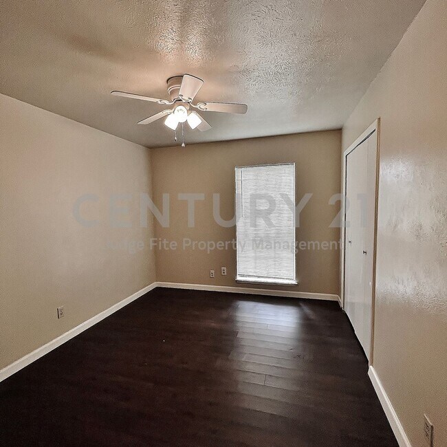 Building Photo - Charming 3/2/2 Nestled on Corner Cul-de-sac Lot in S. Grand Prairie For Rent!