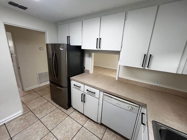 Building Photo - 1017 Hardwick Ave