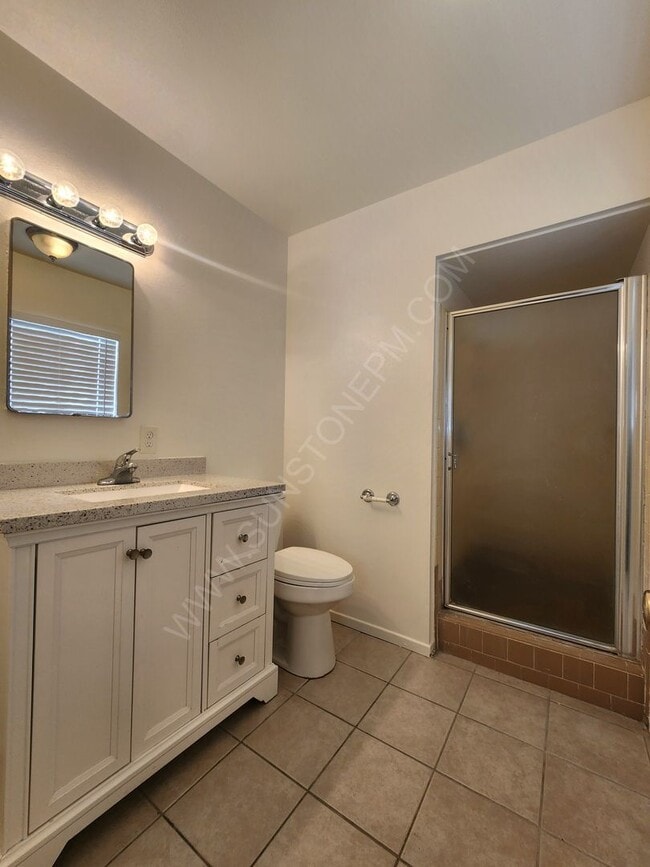 Building Photo - 3 bedroom, 2 bathroom