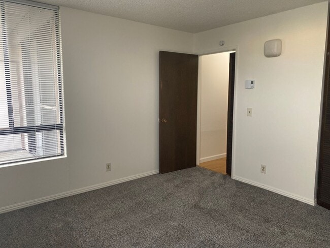 Building Photo - 2101 Shoreline Dr