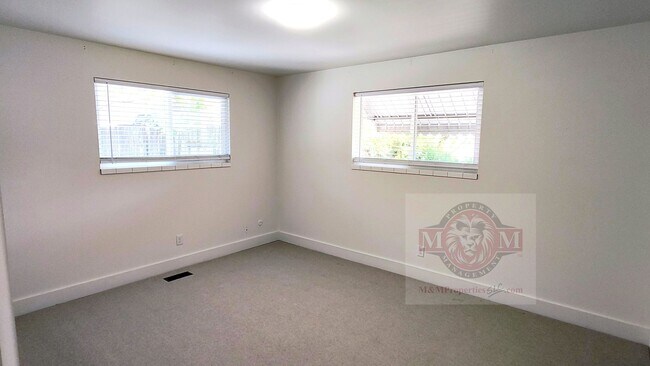 Building Photo - Remodeled 3 Bd 2 Ba Duplex Above Foothill