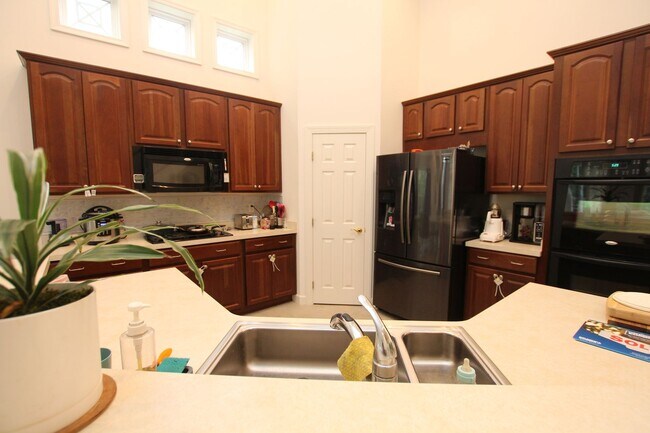 Building Photo - Spacious and modern single family home, lo...