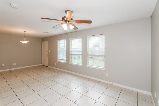 Building Photo - 4923 N Cancun Dr