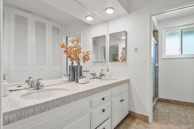 Building Photo - 700 S Yorba St