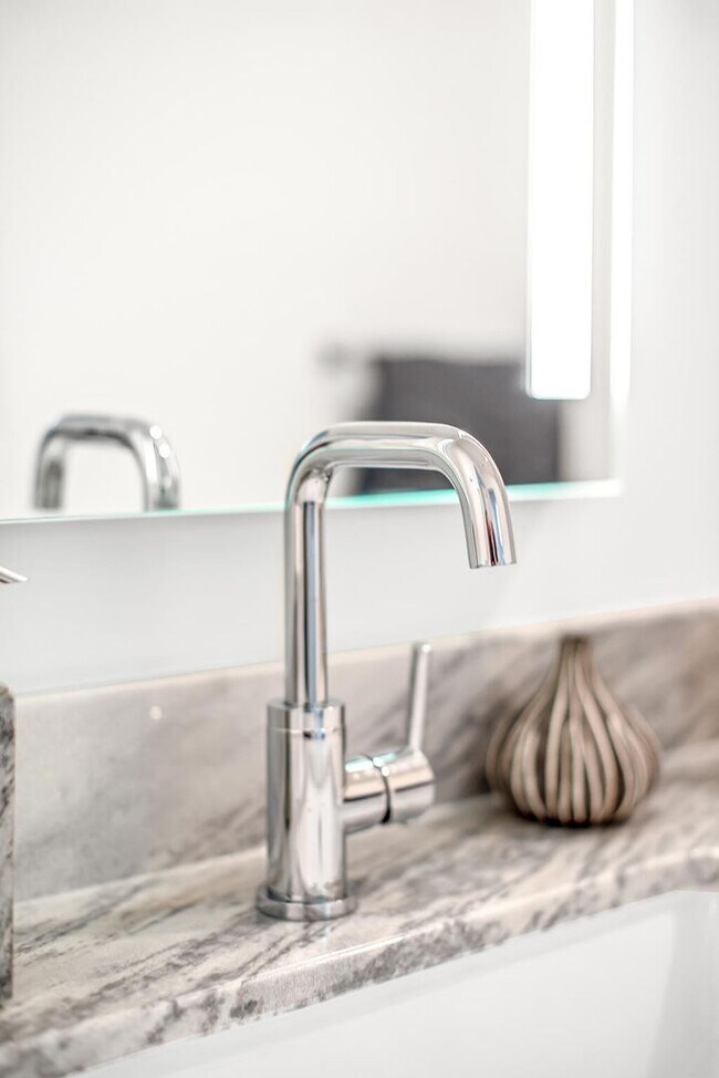 Building Photo - Stunning one bedroom unit in The Wedgewood section of town.