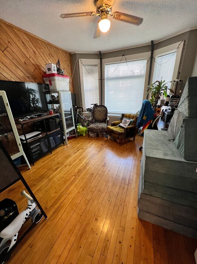 Building Photo - 922 E 5th St