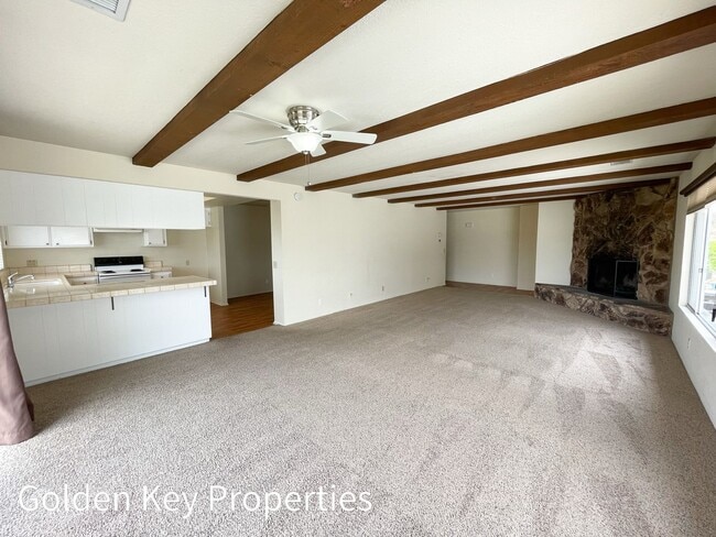 Building Photo - Welcome to this stunning duplex located in beautiful Bonsall!