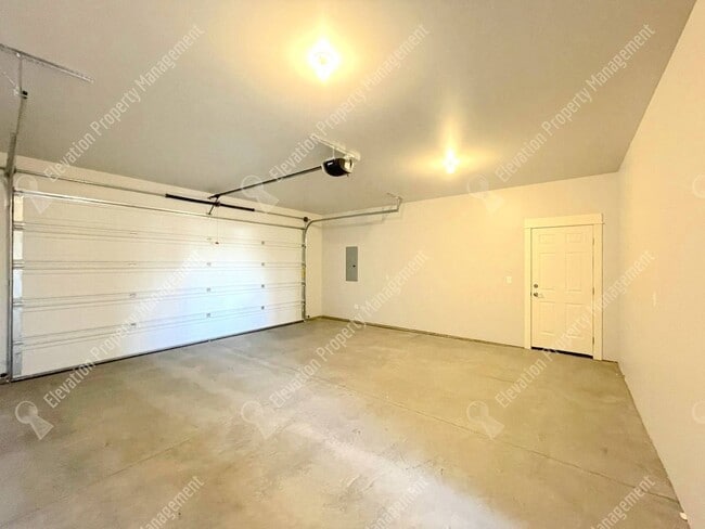 Building Photo - 4BR SE Bend home in great neighborhood wit...