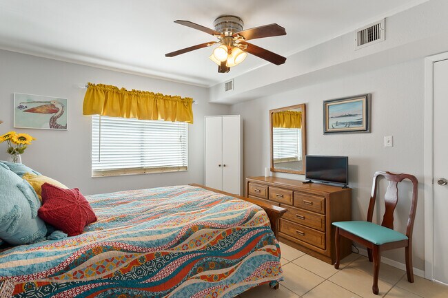 Building Photo - 208 W Saturn Ln