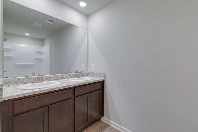 Building Photo - Spacious 5-Bedroom, 3-Bath Home in Prime F...
