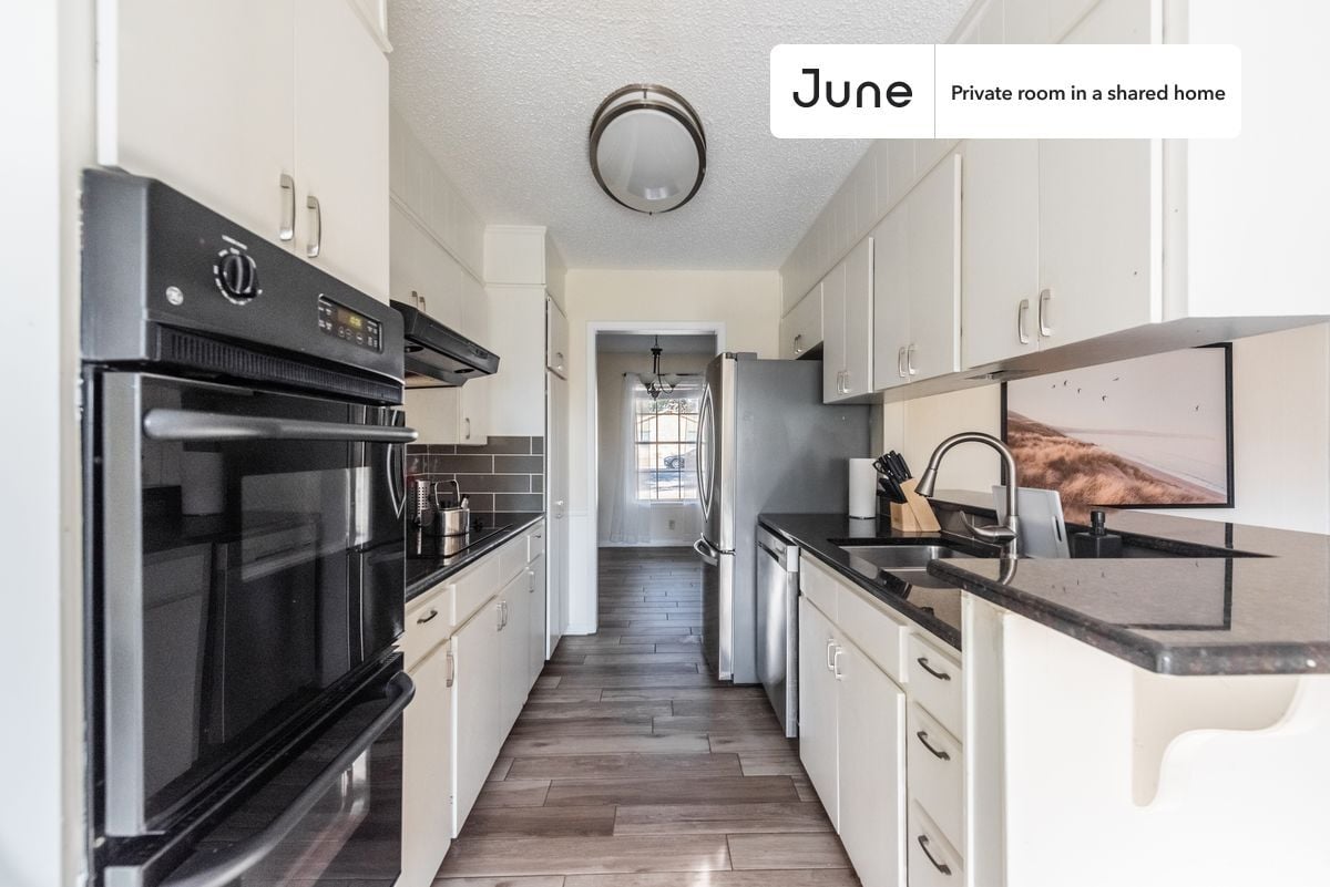 Building Photo - Room in Shared 4 bed/3 bath home