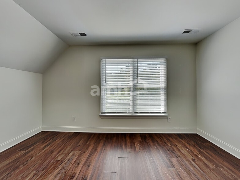 Building Photo - 2402 Clovelly Ct
