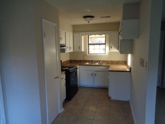 Building Photo - 5164 Woody Dr