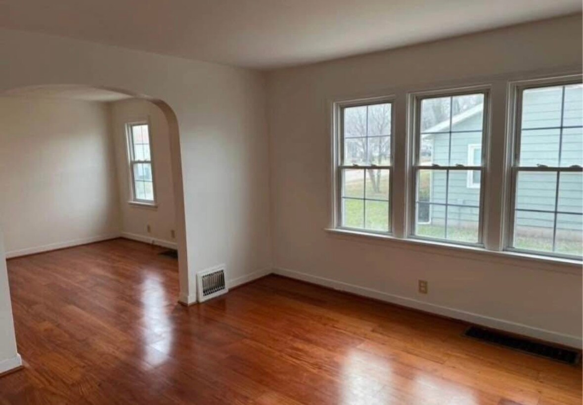 Building Photo - 327 Planett St