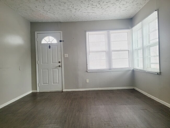 Building Photo - 405 N Greenwich St