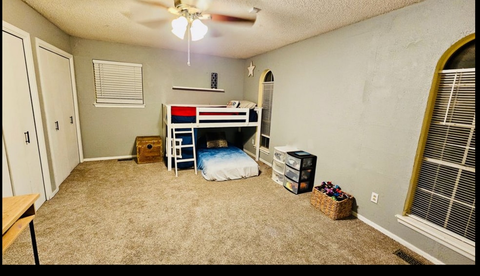 Building Photo - 1615 Camelot Dr