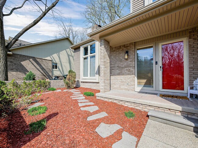 Building Photo - Welcome to this spacious single-family hom...