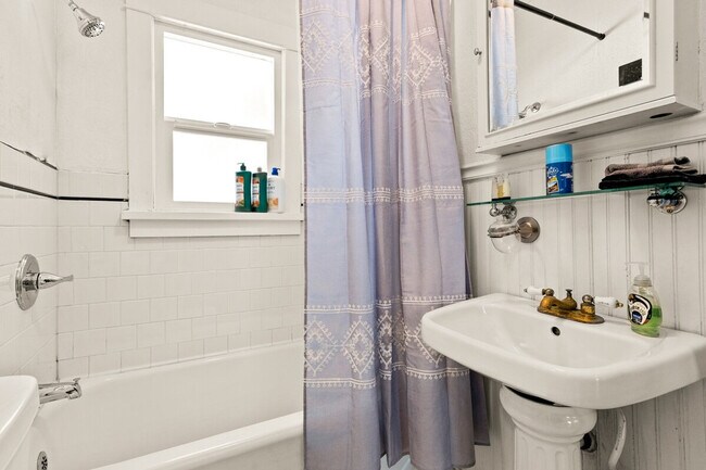 Building Photo - 4955 Hidden Hollow Rd