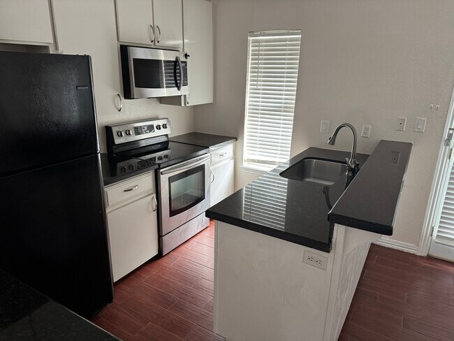 Building Photo - 705 Mynah Ave
