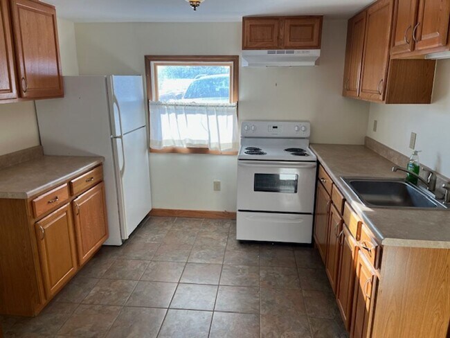 Building Photo - 3 Bedroom Home in South Burlington VT Available 5/1 or anytime in April!