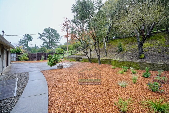 Building Photo - 75 Stasia Dr