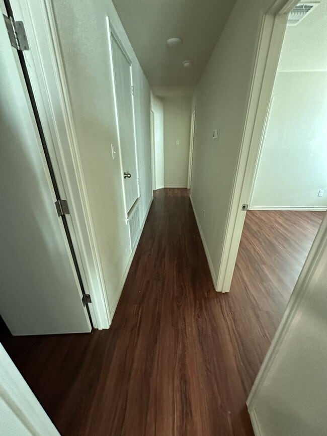 Building Photo - AVAILABLE NOW! (SECTION 8 ACCEPTED)