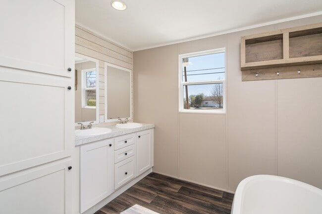 Building Photo - 456 W Outer Dr