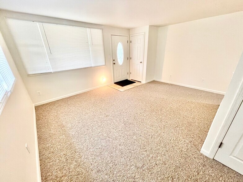 Living Room/Dining Room - 302 Rutledge Rd