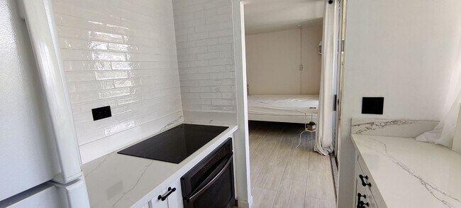 Building Photo - Fully Furnished Studio with Parking in Waikiki
