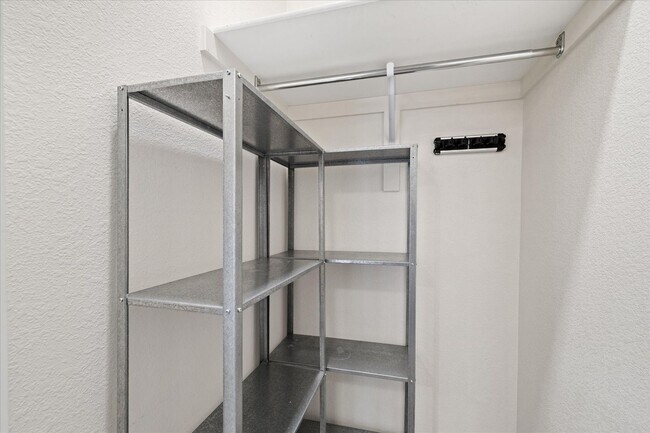 Building Photo - Beautiful, updated 3 bedroom townhome!