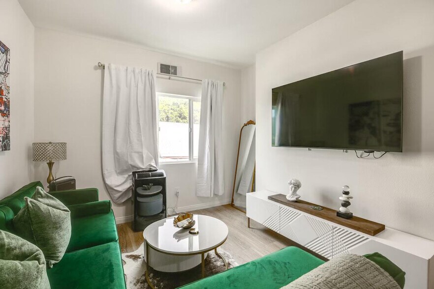 Building Photo - 2658-72 Broadway