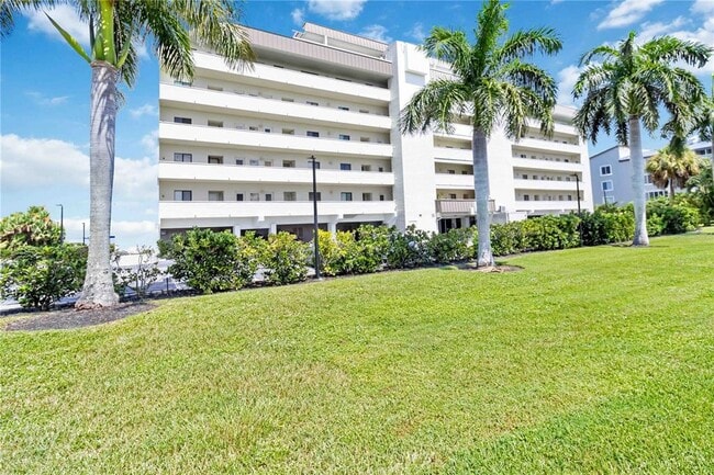 Building Photo - 1500 Park Beach Cir