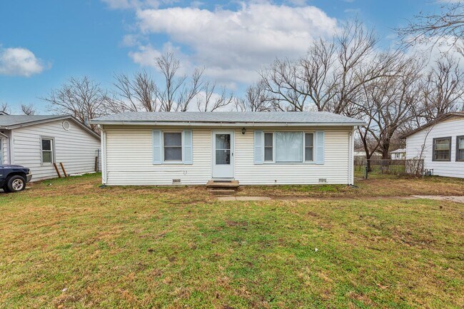Primary Photo - Move in ready - 2 Bed 1 Bath In Quiet Neig...