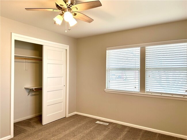 Building Photo - 301 Crestview Dr