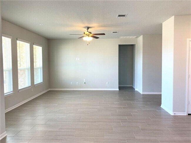 Building Photo - 1104 Coulee Dr
